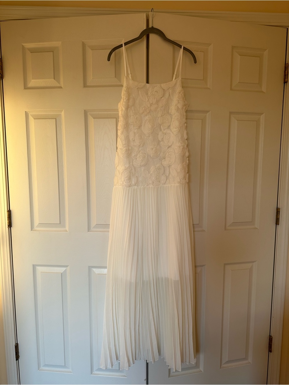 Floral Lace Pleated Maxi Dress in White Size Small Like New